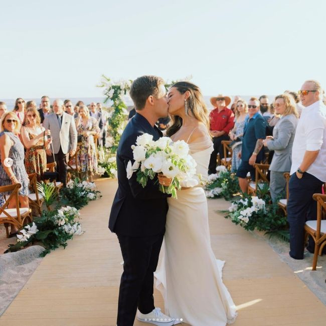 O casamento de Adam Devine e Chloe Bridges: o que você não viu até agora! 14