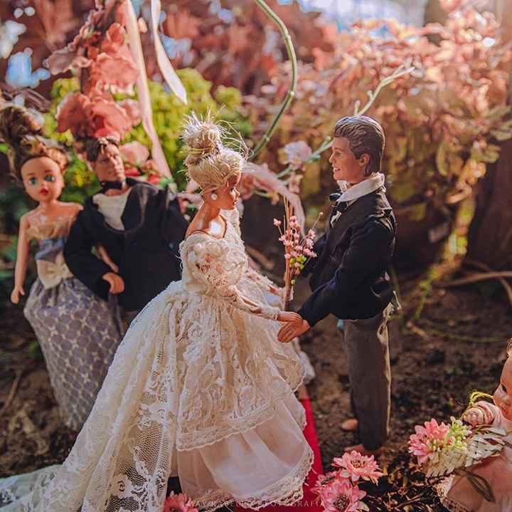 Quarentena criativa: fotógrafa faz 'casamento' de bonecos da Barbie 👰🤵 - 7