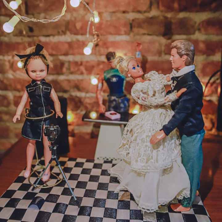 Quarentena criativa: fotógrafa faz 'casamento' de bonecos da Barbie 👰🤵 - 9