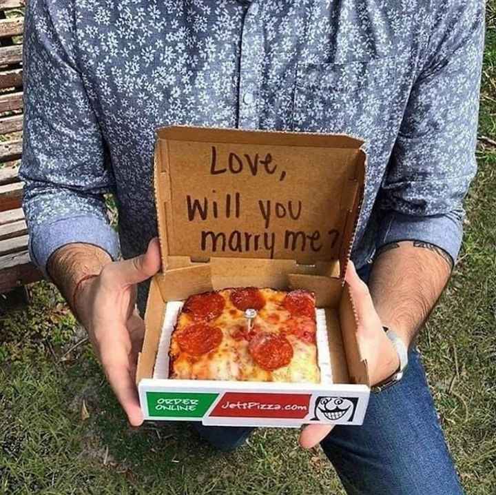 Se você recebesse um pedido de casamento assim, você... 💍🍕 - 1