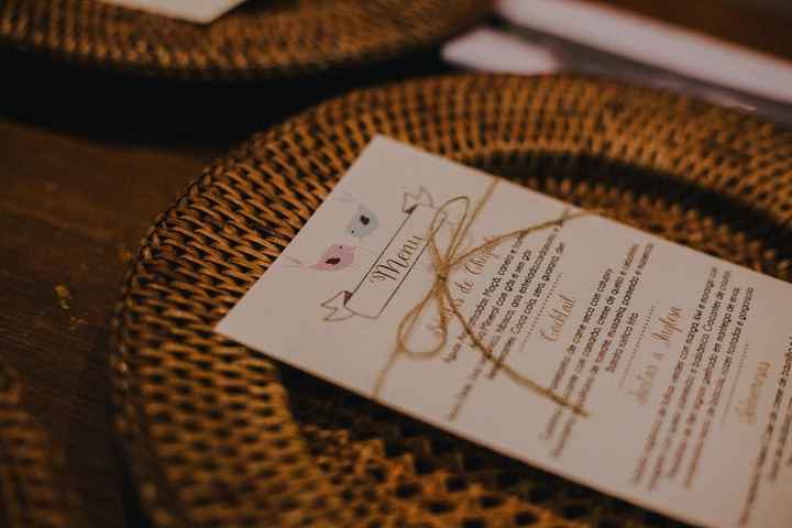 Do rústico ao clássico: 15 modelos de menus para apresentar o cardápio do seu casamento! - 13