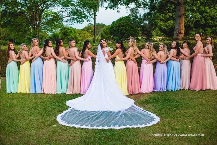 Tons de vestidos das madrinhas. 