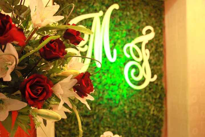 detalhes fundo folhagem letras M F