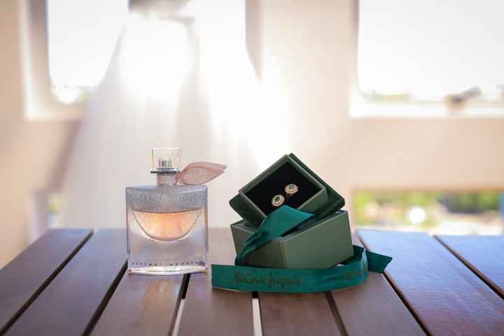 perfume e jóias