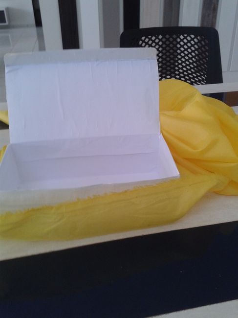 Depois eu coloquei tecido amarelo