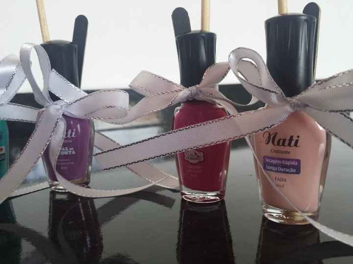 Esmaltes com laço, palito e lixa