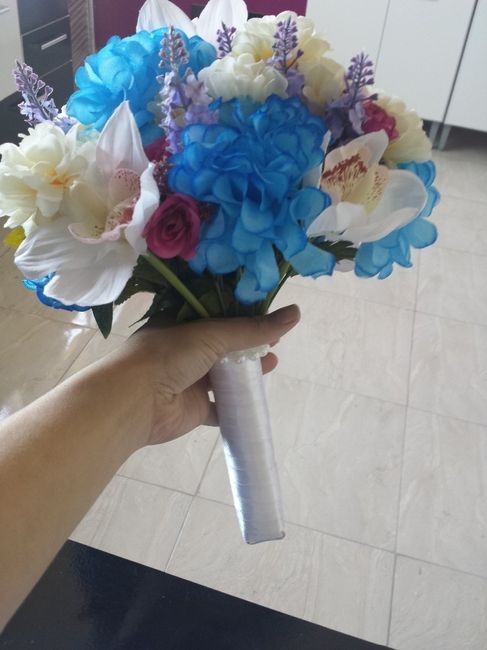 Acabamento com fita de cetim e pérolas