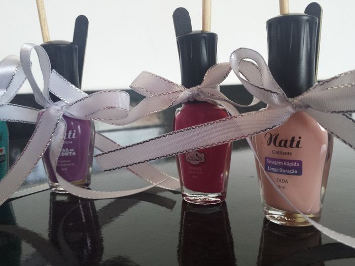 Esmaltes com laço, palito e lixa