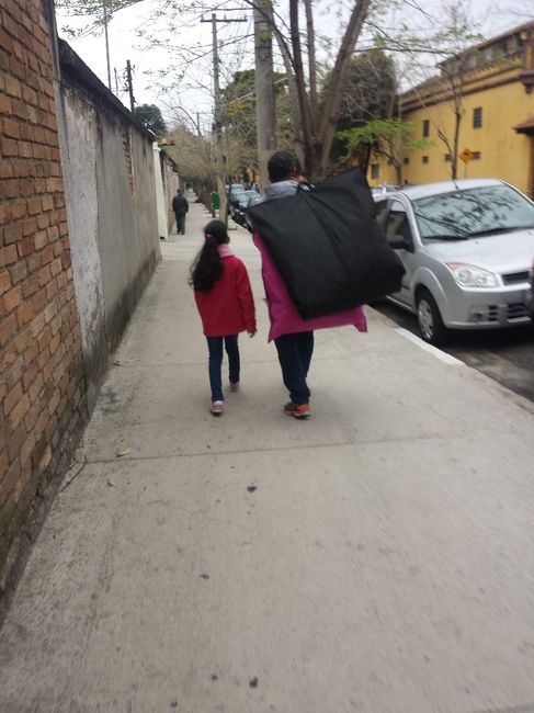 Meu padrinho e minha daminha carregando o vestido