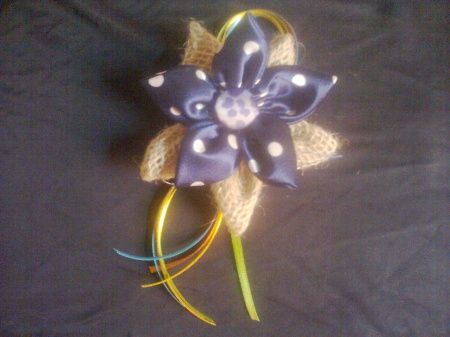 Lapela com florzinhas de juta