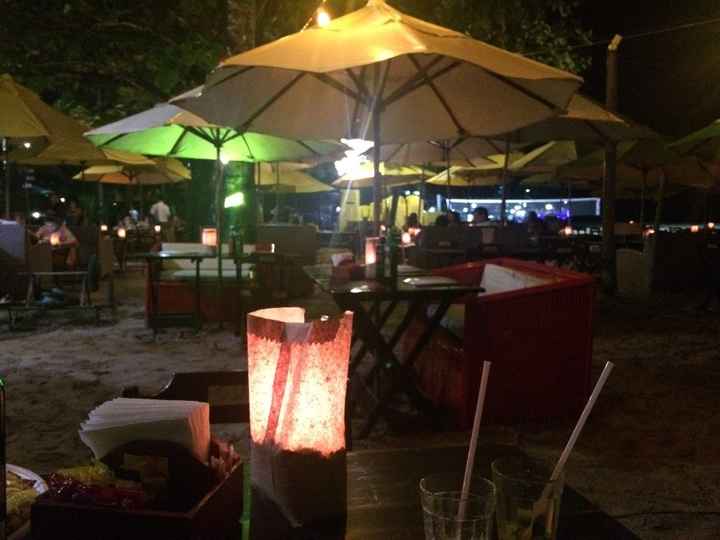 diversos restaurantes pé na areia com luz de velas, clima bem romantico
