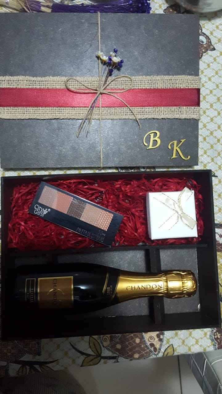 Para casal, usei esta caixa, para o Padrinho o Chandon, para a Madrinha um par de brinco e uma palet