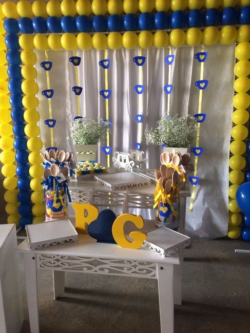Decoração amarela e azul.
