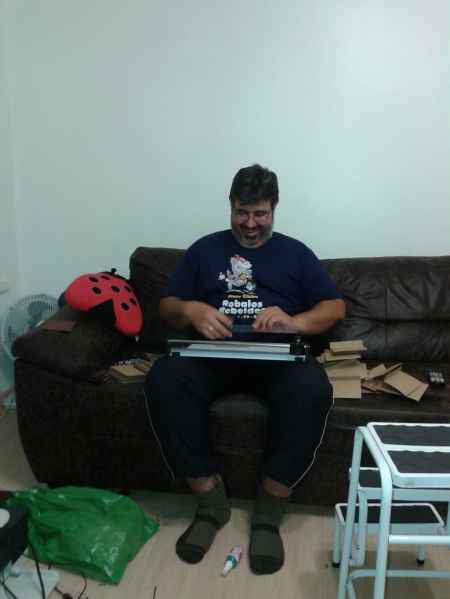 Noivo ajudando com preparativos de casamento