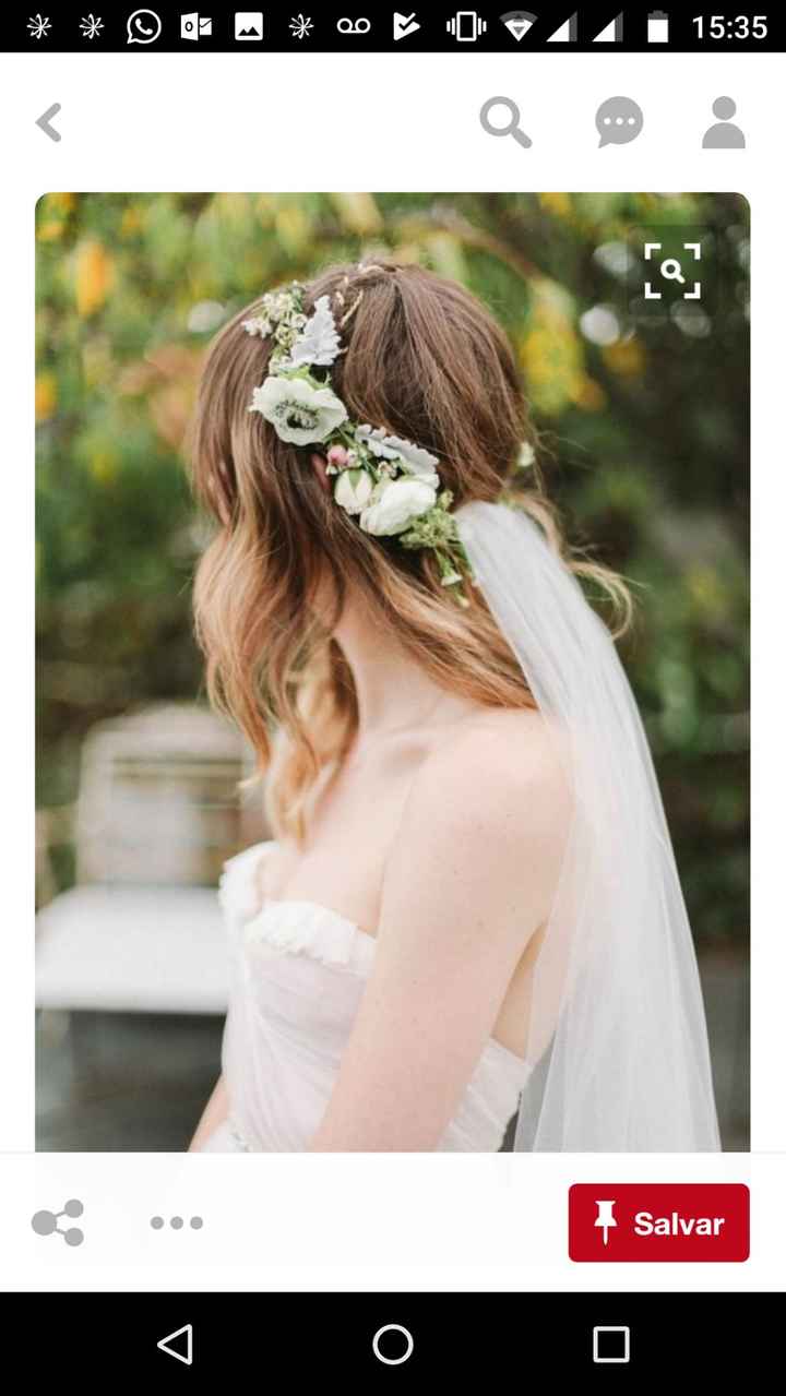 Coroa de flores com véu longo.