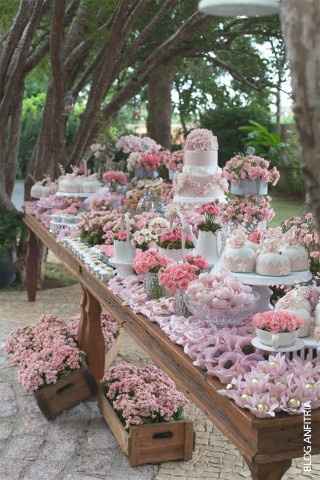 Mesa do bolo com muito rosa *-*