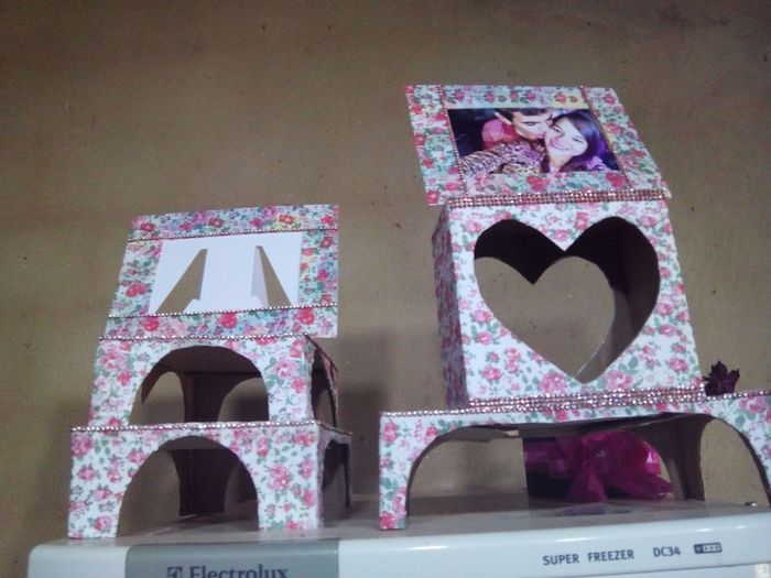 Bandejas feitas com caixas de papelão e cobertas com TNT floral...
