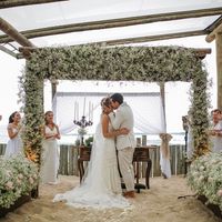 Após a porta, bem na entrada e inicio do tapete terá um arco assim com uma cortina branca com traspa