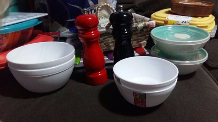 bowls e moedor de sal e pimenta