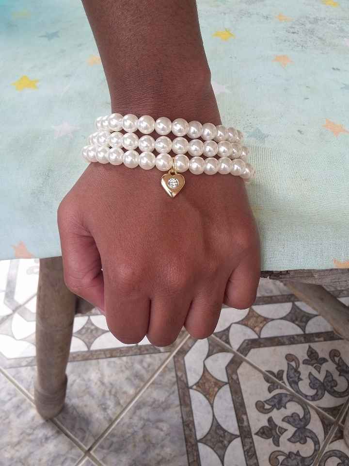 Assim ficou a pulseira que minha mãe confeccionou para as madrinhas, não quis dar o corsage, e amei 