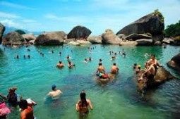 Piscina Natural - Passeio em Trindade (a maré abaixa e deixa essa piscina natural)