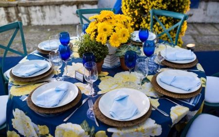Azul com amarelo
