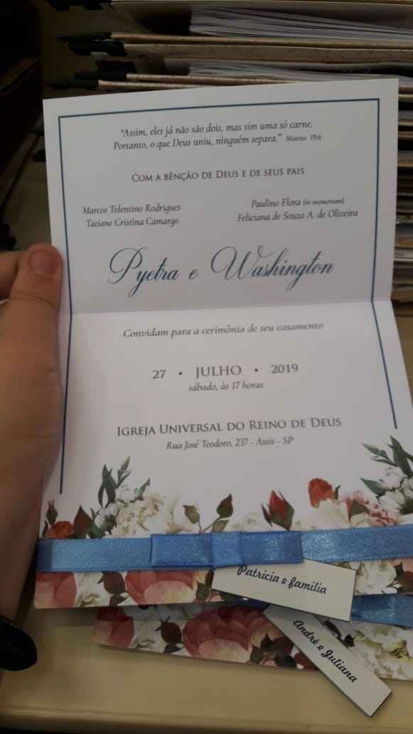 Aqui é meu convite por dentro ... azul o nome dos noivos e a borda