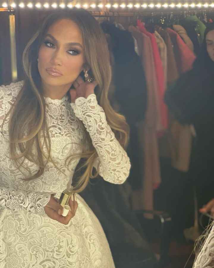 "Case Comigo": Jennifer Lopez exibe vestido de noiva em estreia de filme - 2
