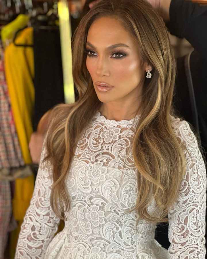 "Case Comigo": Jennifer Lopez exibe vestido de noiva em estreia de filme - 3