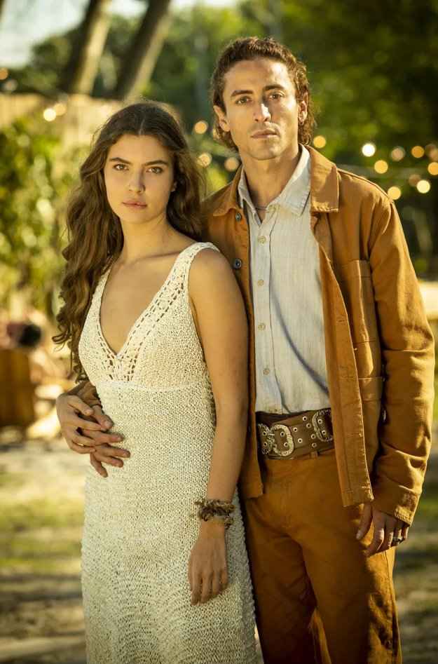 Digno de novela: qual look vocês preferem? - 1