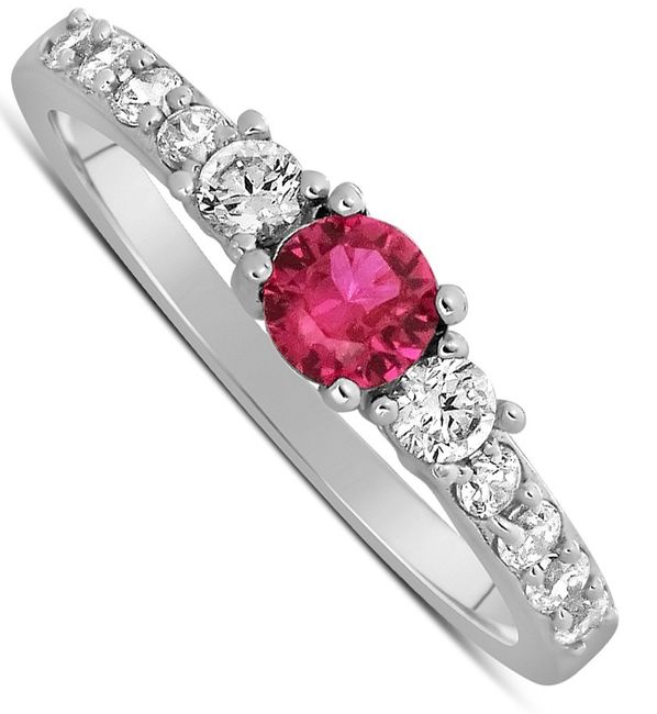 Toques de rosa: Alianças e anel de noivado 8