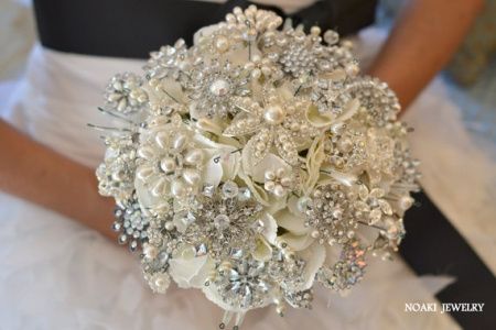 Buquê de broches e flores artificiais