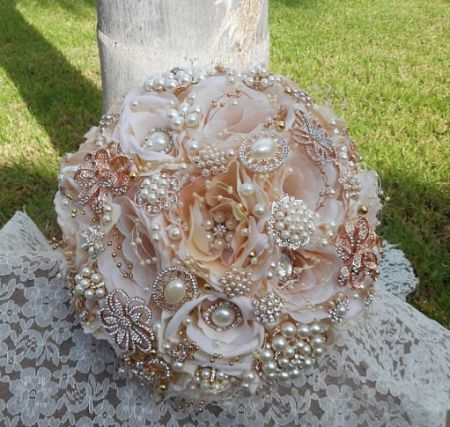 Buquê de broches e flores artificiais