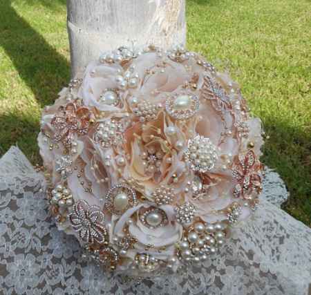 Buquê de broches e flores artificiais