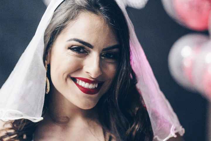 Make com glitter dourado e batom vermelho