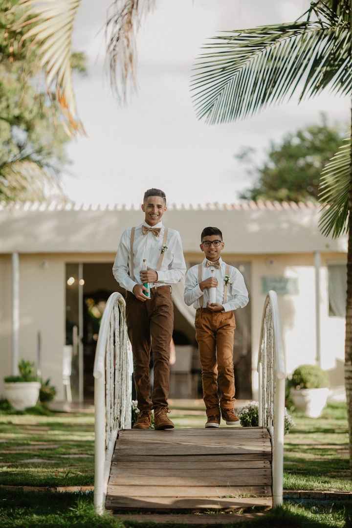 Meus irmãos com os potes de areias