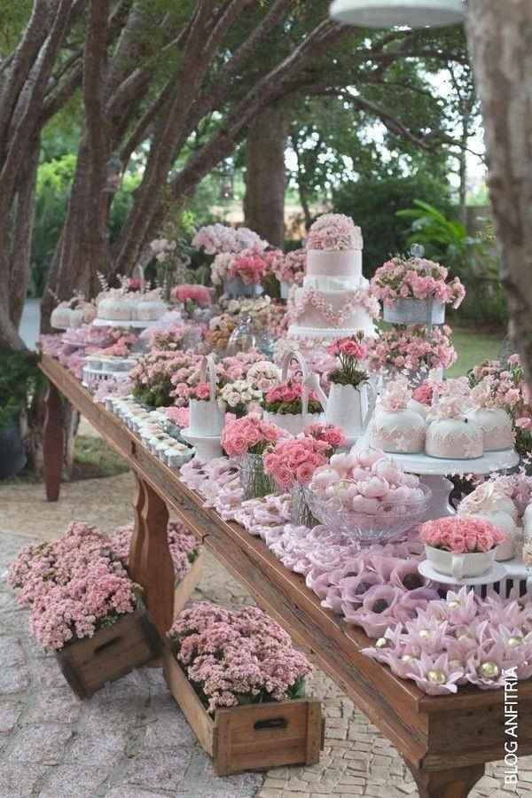 Mesa do bolo com doces
