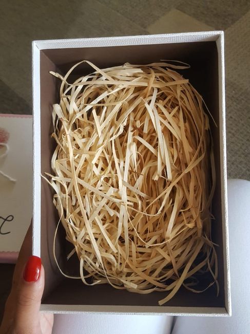 Como ela é grandinha, compramos palha para ocupar um pouco do espaço, fica super lindo. Pagamos R$2,