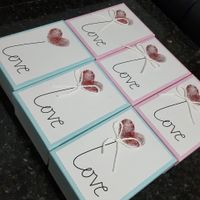 Teremos 6 padrinhos (3 casais de cada lado), comprei 3  rosas e 3 azuis para darmos as rosas para os