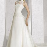 Vestido Acinturado com Saia Reta e Gola mais Alta  