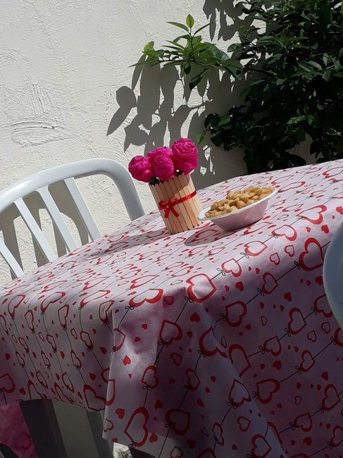 uma das mesas com o centro de mesa DIY
