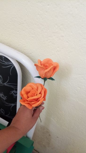 As rosa, vou fazer 8 arranjos com umas 4 rosas e colocar mosquitinho e laço, para fazer a decoração 