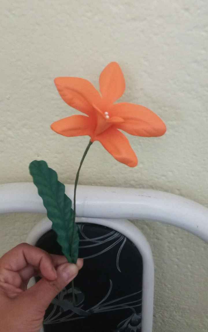 Vou colocar 1 orquídea laranja em cada cadeira (na verdade vou colocar cadeira sim,cadeira não...por