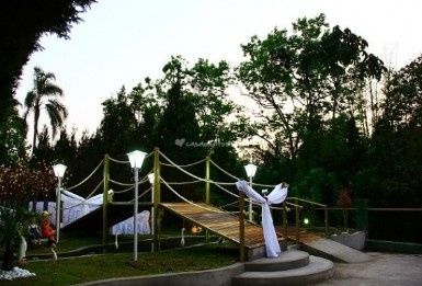 O espaço conta com essa ponte que somente a noiva passa na entrada e o casal de noivos na saida tmab