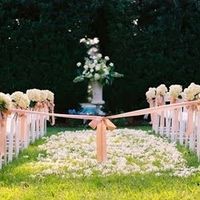 Ele tem área externa bem organizada, e estão construindo o altar de madeira que esta ficando lindo..