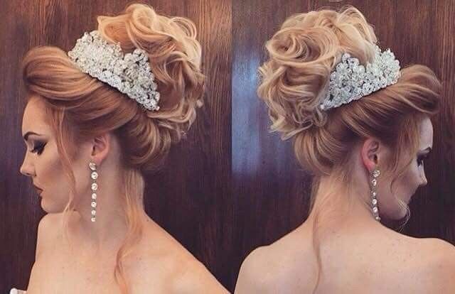 No cabelo será um coque alto.