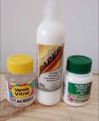 Verniz, cola para transferir para madeira e tinta fosca branca.