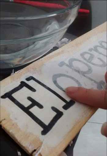 Com muito cuidado para não sair a tinta, tem que remover apenas o papel