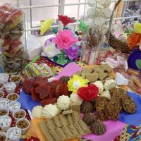 Cocadas, pé de moleque, maria-mole, jujubas. 