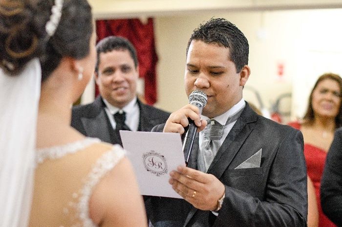 Noivo lendo os votos